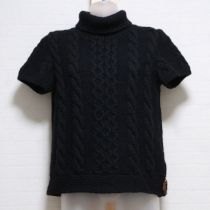 黒ケーブル編みハイネックセーター