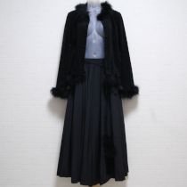 黒フェザー使いジャケット&ソフトプリーツスカート